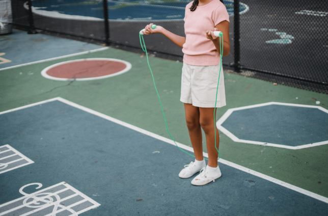跳びをする子ども